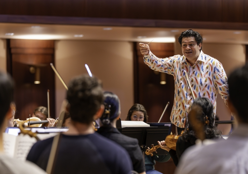 Cristian Măcelaru works with Shepherd students in rehearsal