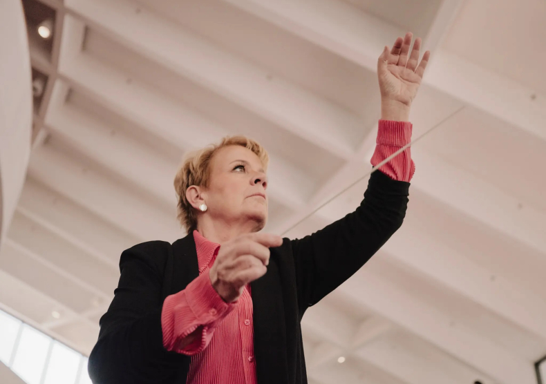 Marin Alsop conducting