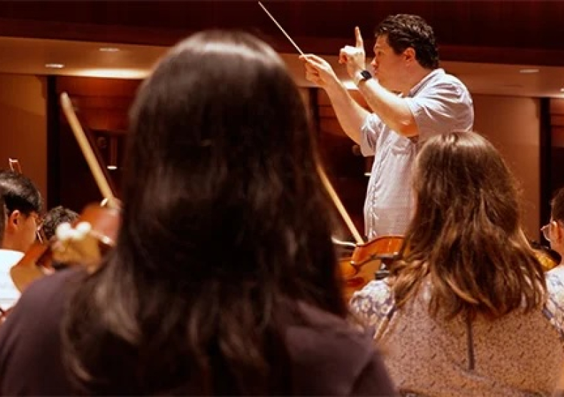 Cristian Măcelaru works with Shepherd students in rehearsal